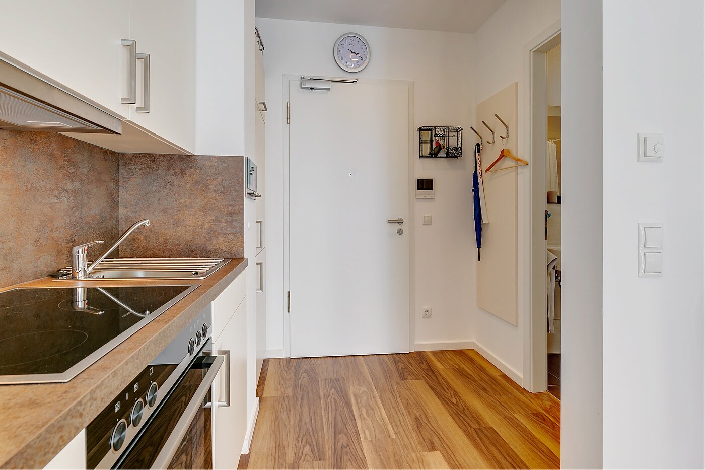 Ground floor apartment with 1 room | München-Milbertshofen | 2202ML8 | Eingangsbereich und Bad