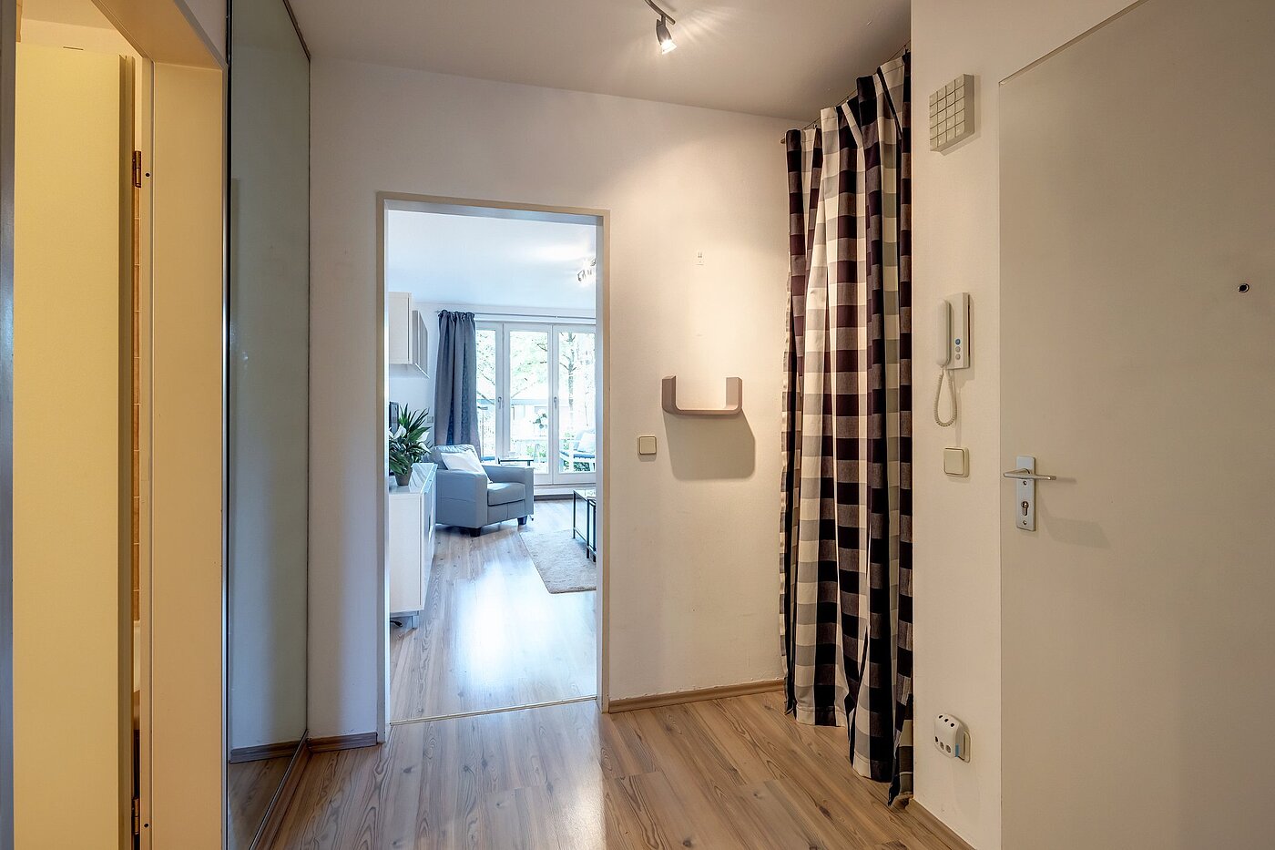 Apartment with 2 room | München-Nymphenburg | 2107ML3 | Flur mit Abstellraum