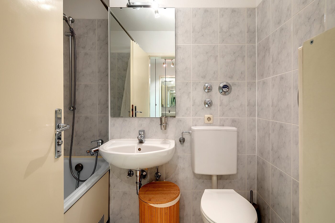 Ground floor apartment with 1 room | München-Neuhausen | 1911ML9 | Bad mit Wanne