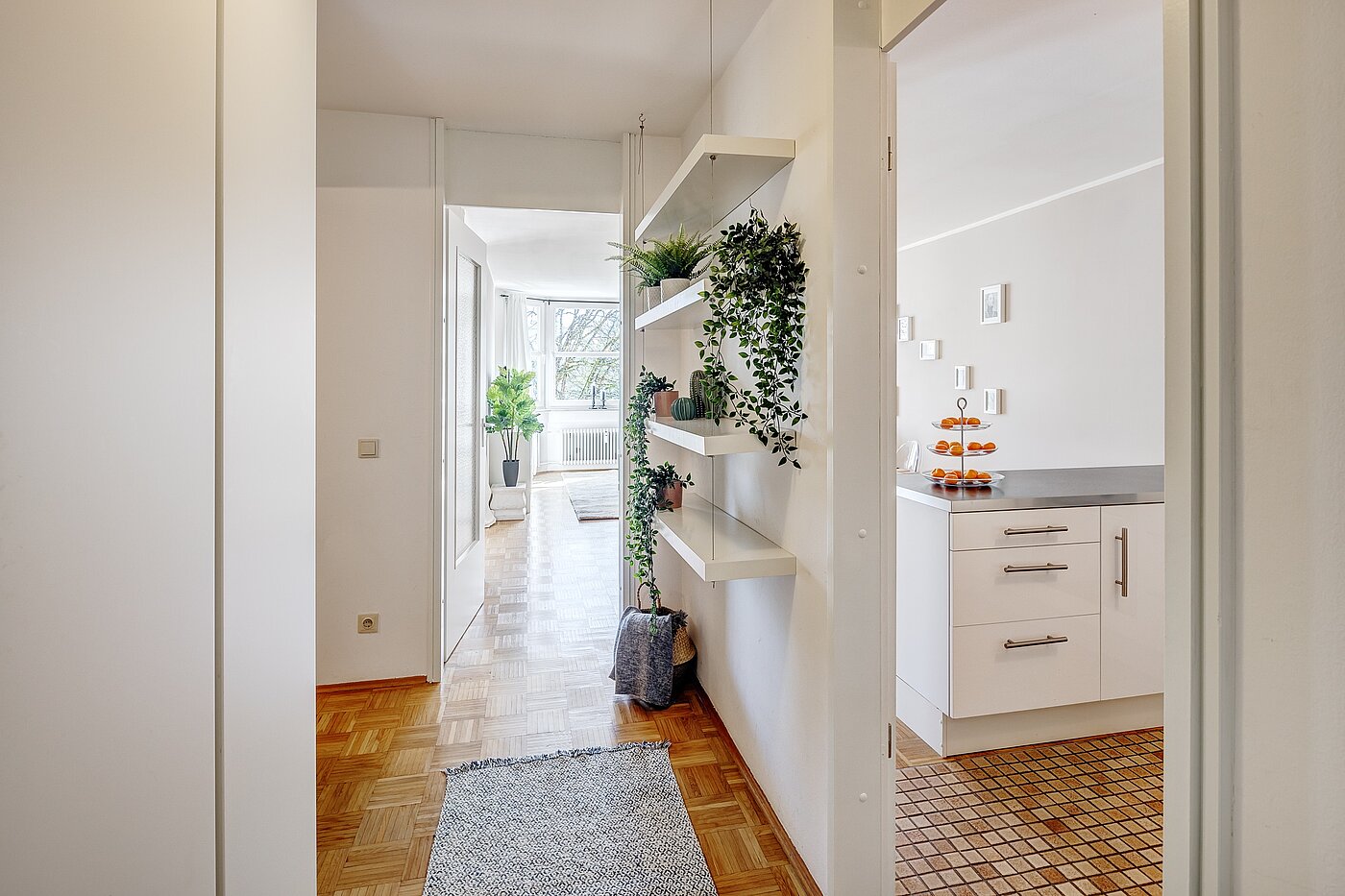 Apartment with 1.5 room | München-Bogenhausen | 2203ML2 | Eingangsbereich mit Blick Richtung Wohnzimmer und Küche