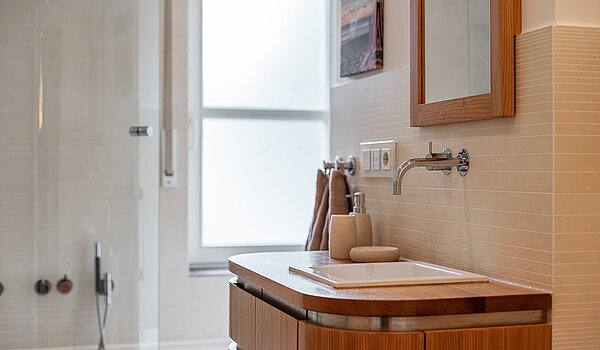 Apartment with 3 room | München-Harlaching | 2108ML3 | ...Badewanne und Fenster