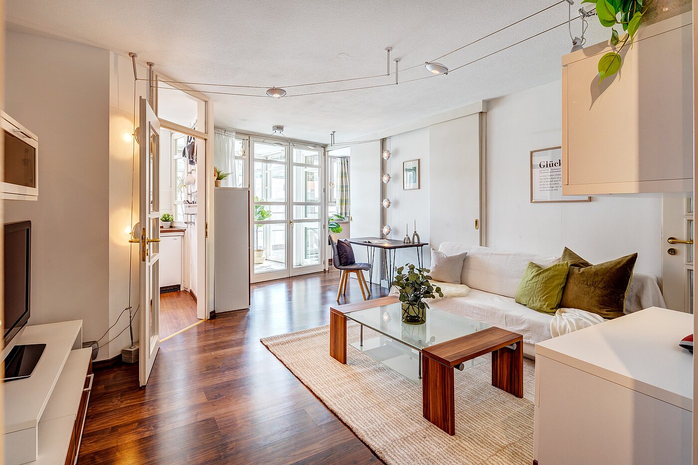 Apartment with 2 room | München-Schwabing | 2205ML71 | Gemütliches, helles Wohnzimmer