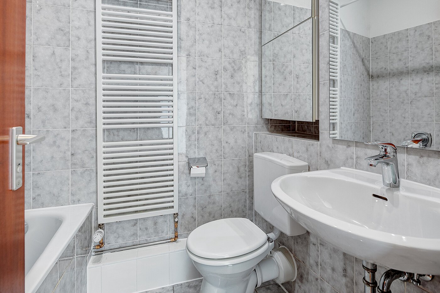 Apartment with 1 room | München-Perlach | 2204ML8 | Bad mit Handtuchheizkörper...