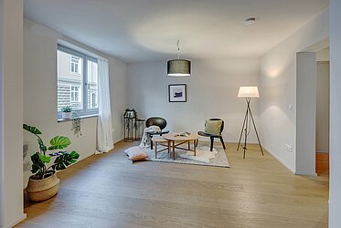 Lehel: Renovated 2-room apartment near Eisbach