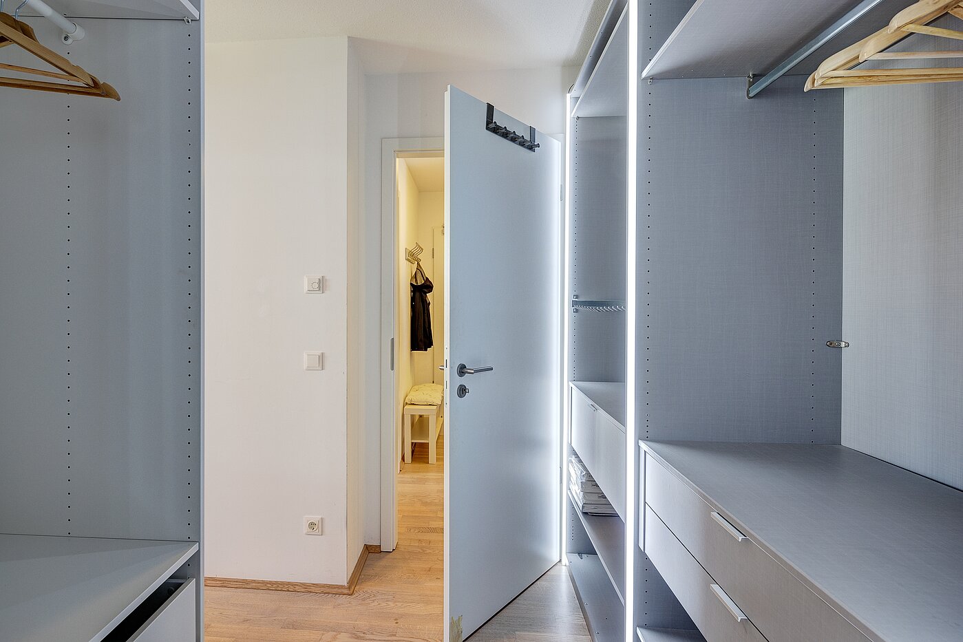 Apartment with 3 room | 70483 | ...Ankleide-/Schankbereich