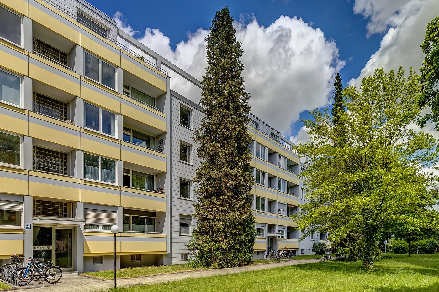 Terrassenwohnung with 3.5 room | München-Berg am Laim | 123456 | Gebäudeansicht