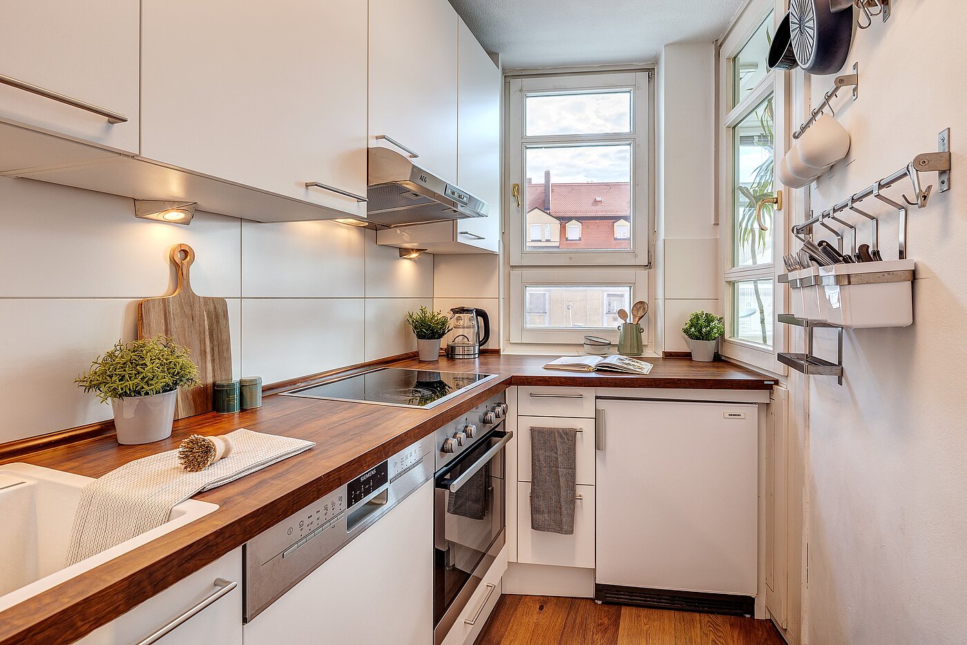 Apartment with 2 room | München-Schwabing | 2205ML71 | Die Küche bietet viel Stauraum...