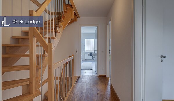 Apartment with 5 room | München-Trudering | 1902ML4 | Geräumiges Treppenhaus