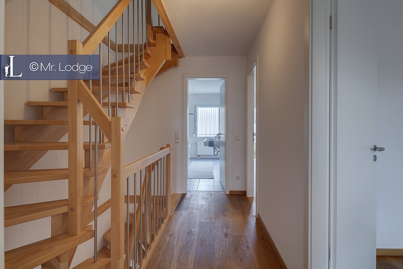 Apartment with 5 room | München-Trudering | 1902ML4 | Geräumiges Treppenhaus