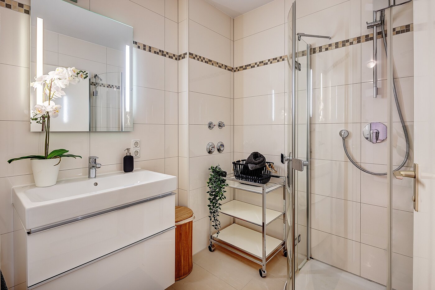 Apartment with 2.5 room | München-Nymphenburg | 2204ML61 | Hell gefliestes Bad...