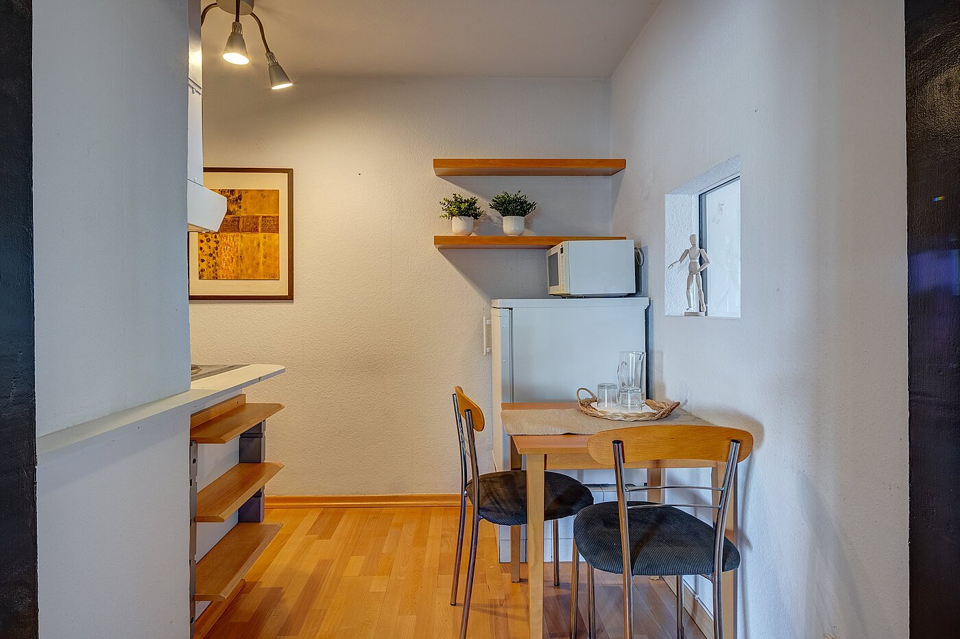 Apartment with 1 room | München-Schwabing | 2109ML1 | bietet einen kleinen Esstisch