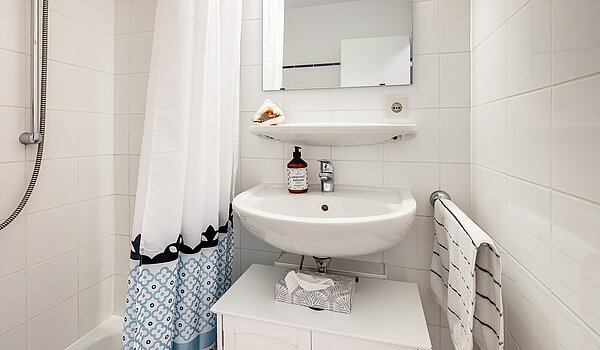 Apartment with 1 room | München-Schwabing | 70475 | Weiß gefliestes Bad...