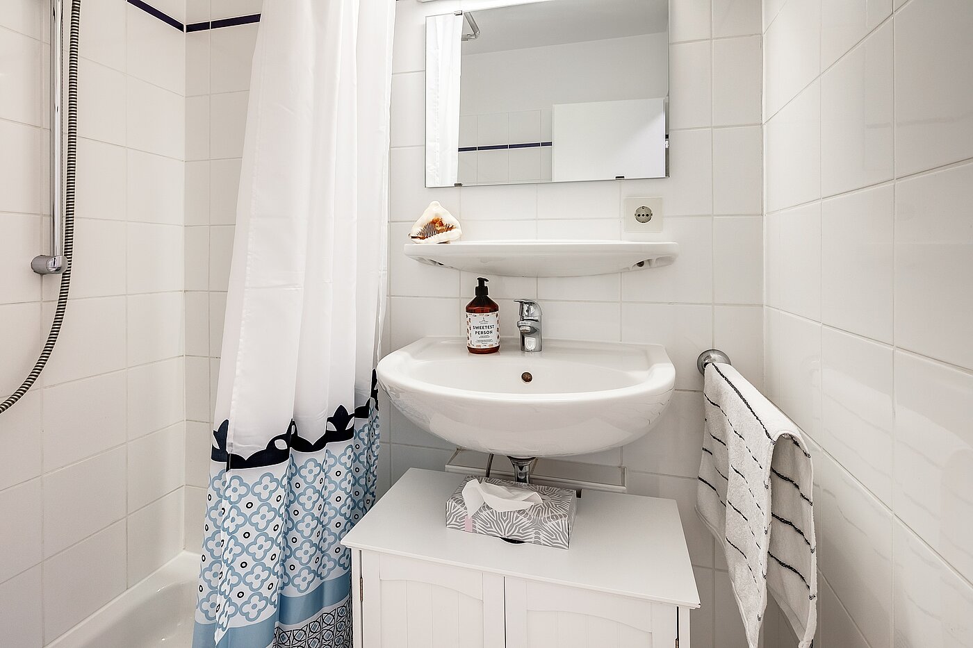 Apartment with 1 room | München-Schwabing | 70475 | Weiß gefliestes Bad...