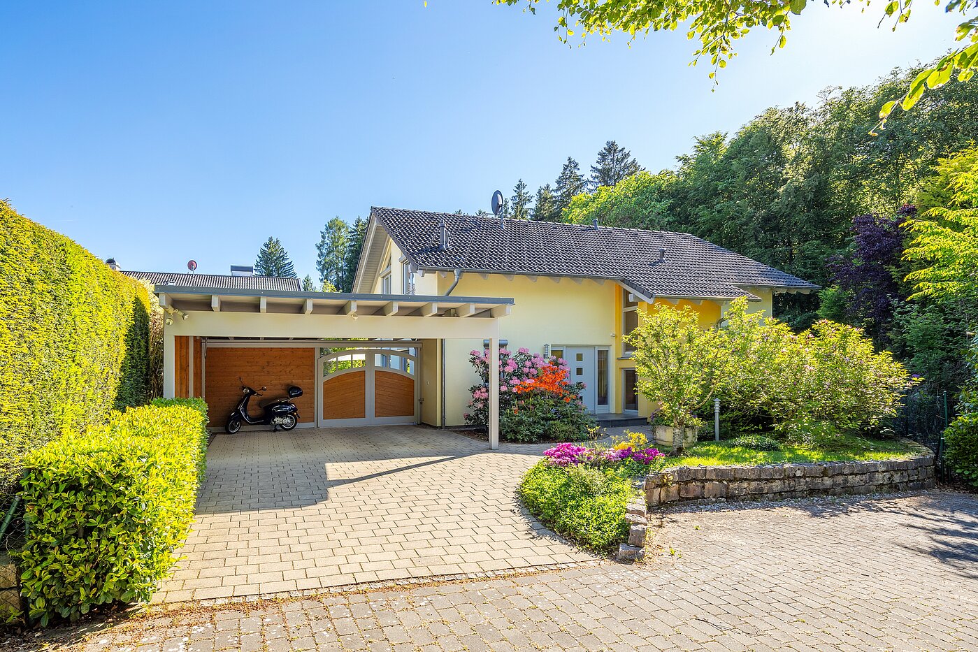 Detached house with 5 room | Icking | 70438 | Hausansicht mit Carport