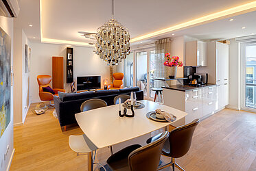 Bogenhausen: Family-friendly 4-room apartment with west-facing balcony - available