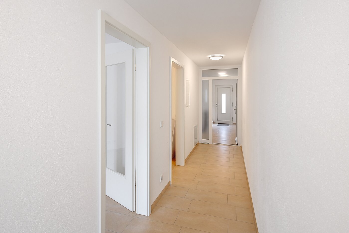 Special property with 9 room | 70406 | Flur Erdgeschoss Gewerbe