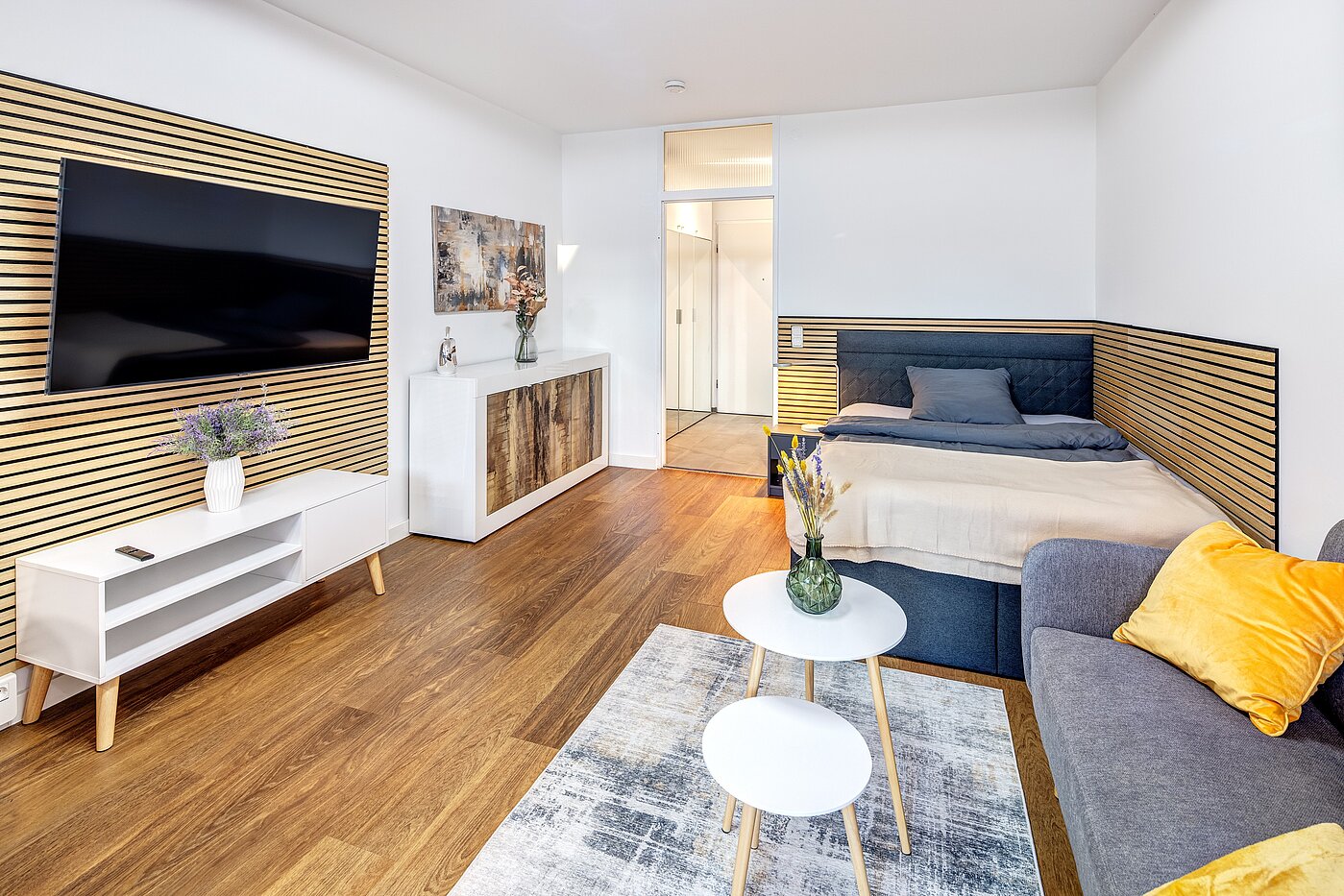 Apartment with 1 room | München-Milbertshofen | 70183 | Mit Couch und Flatscreen