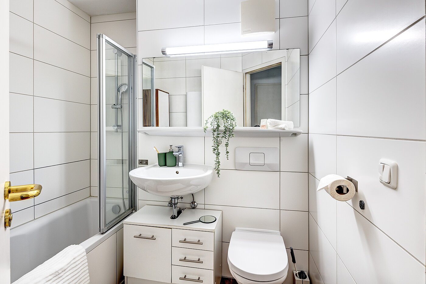 Apartment with 2 room | München-Schwabing | 2205ML71 | Das Wannenbad, deckenhoch gefliest...