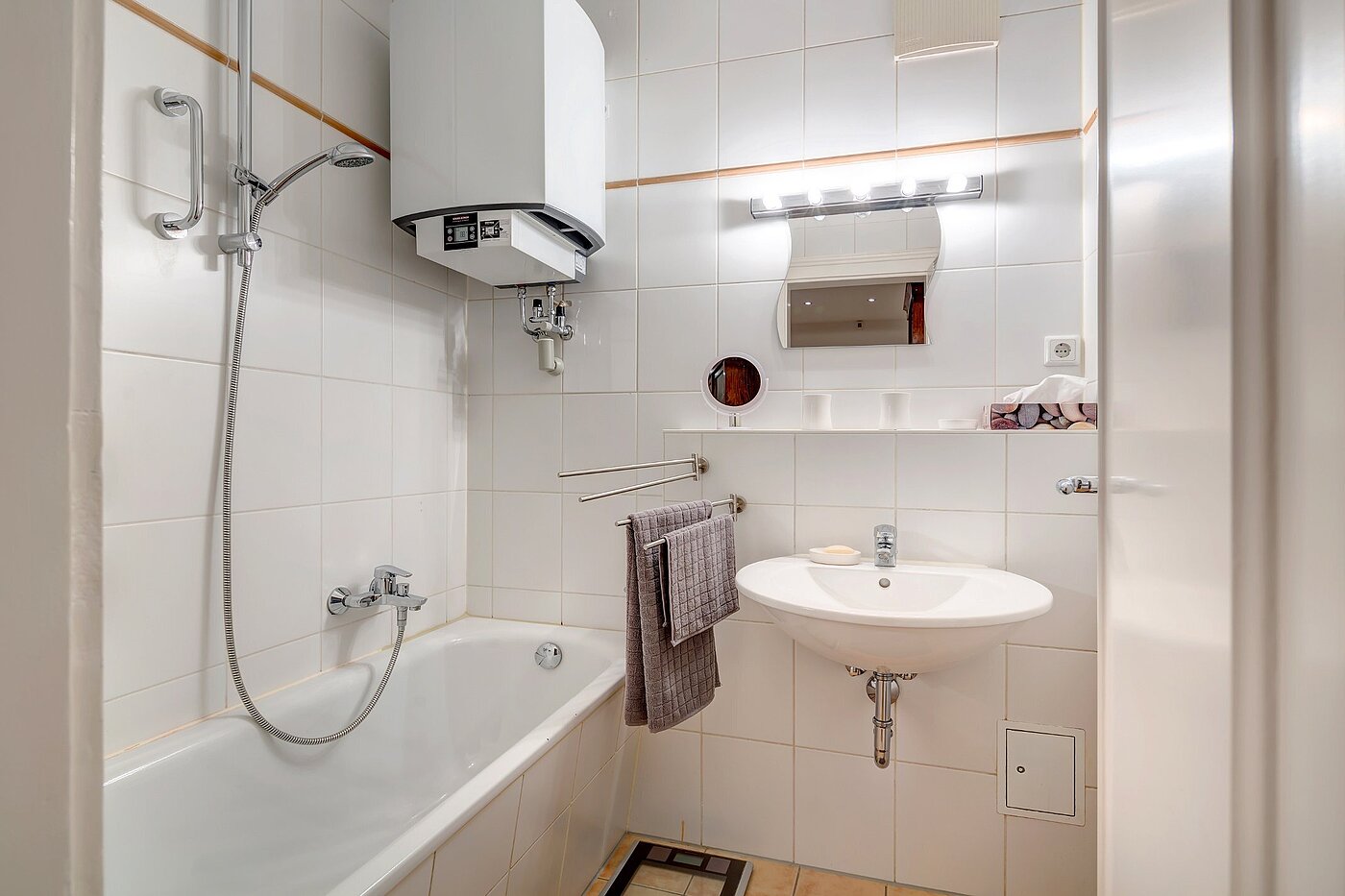 Apartment with 2.5 room | München-Au | 2110ML9 | Bad mit Badewanne und...