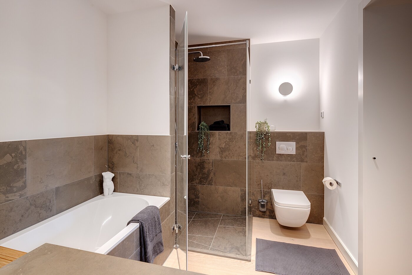 Apartment with 3 room | 70046 | ...und En Suite Bad...