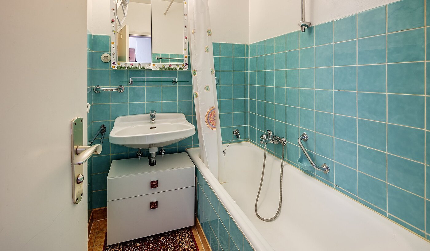 Apartment with 2 room | München-Sendling-Westpark | 2003ML10 | Badezimmer mit Badewanne