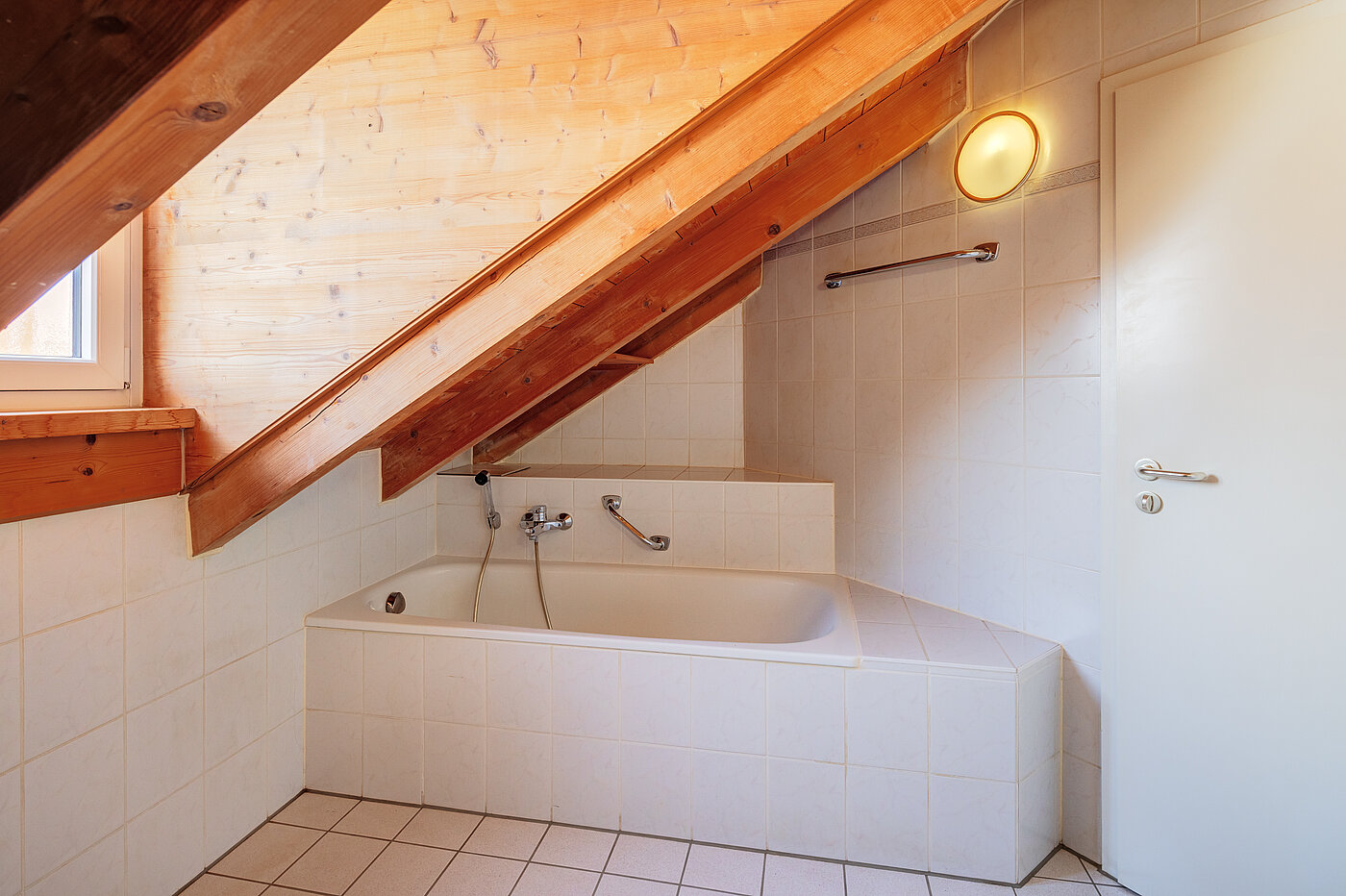 Attic Apartment with 2 room | 70314 | Bad