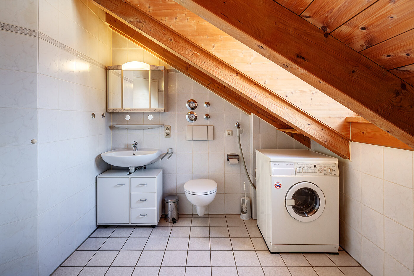 Attic Apartment with 2 room | 70314 | Bad