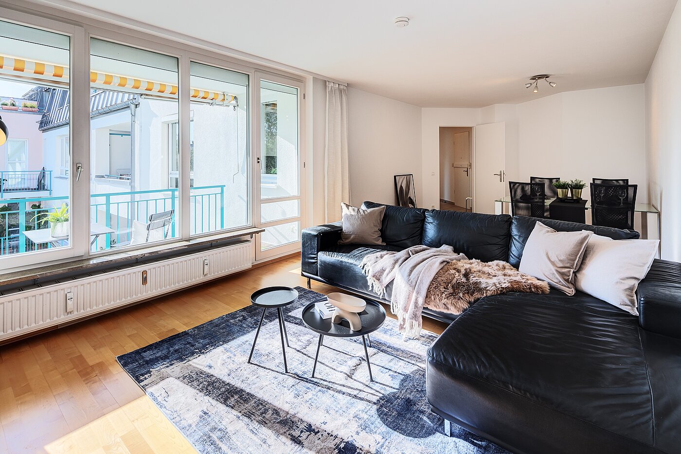 Apartment with 3 room | München-Oberföhring | 70246 | Großzügiges Wohnzimmer mit Zugang zur Loggia