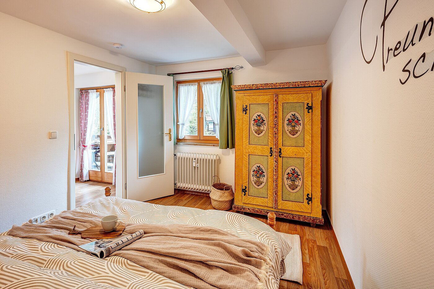 Attic Apartment with 2 room | Bad Wiessee | 70017 | ...und altem Bauernschrank.