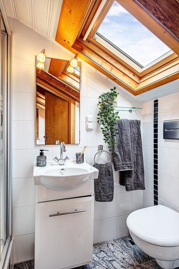 Attic Apartment with 2 room | Bad Wiessee | 70017 | Helles Badezimmer