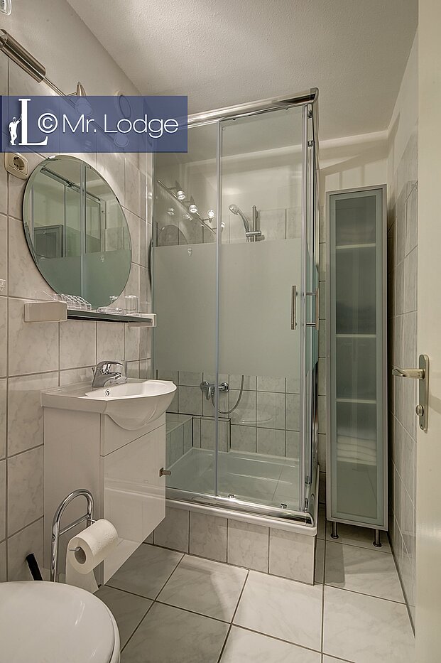 Apartment with 1 room | München-Sendling-Westpark | 1706ML8 | Hell gefliestes Bad