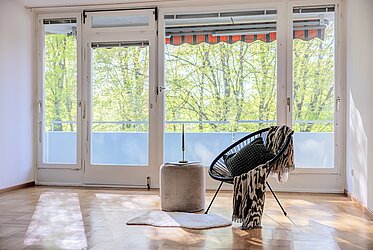 Bogenhausen: Senior-friendly 3.5-room apartment—live in a green, central location (available)