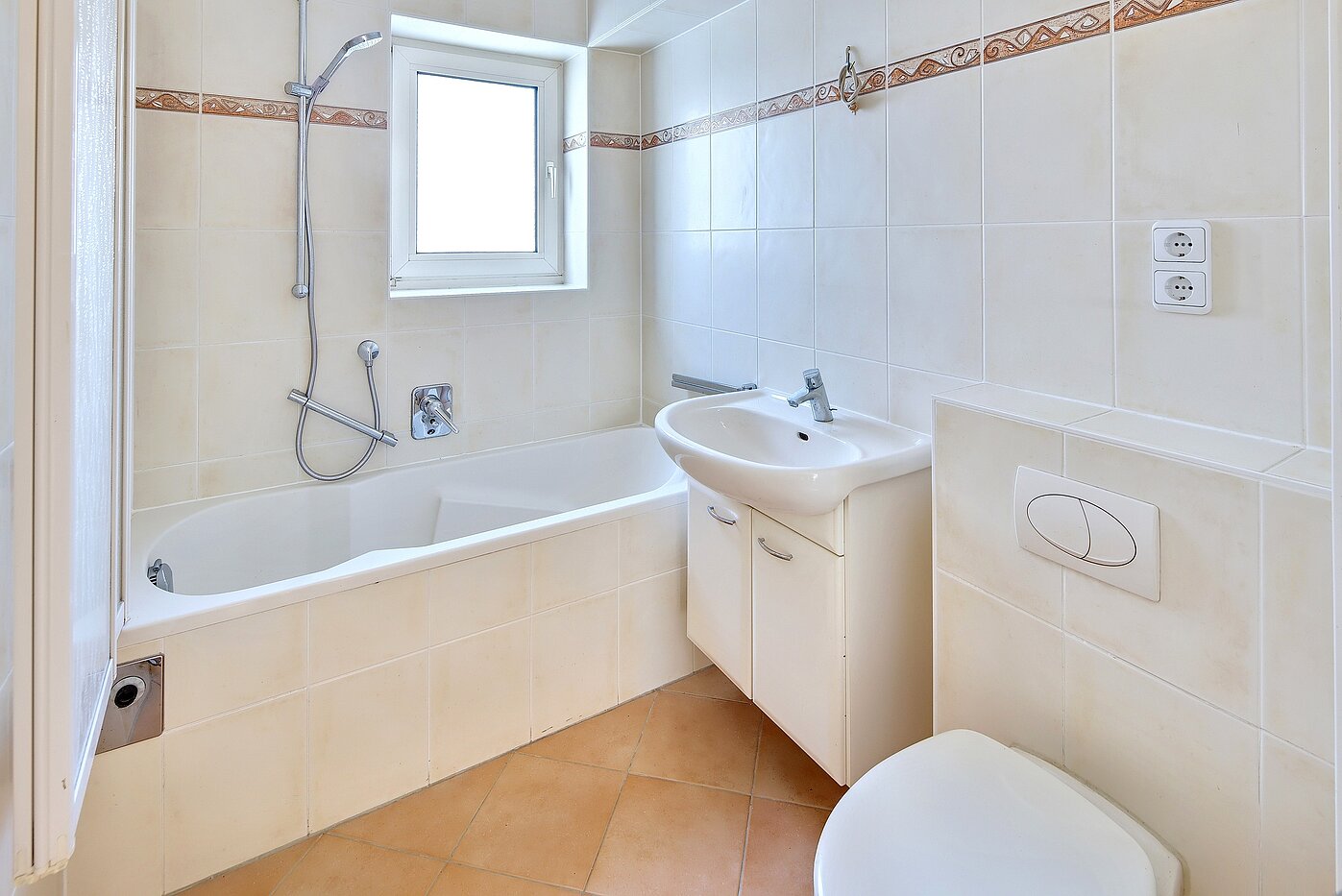 Apartment with 3 room | München-Bogenhausen | 70310 | Bad mit Fenster und...