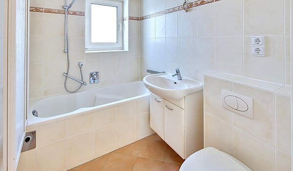 Apartment with 3 room | München-Bogenhausen | 70310 | Bad mit Fenster und...