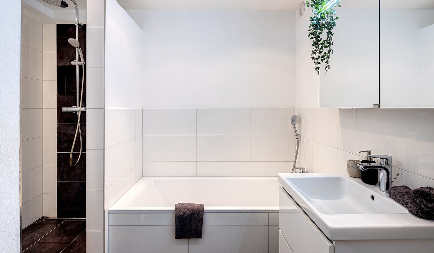 Apartment with 3.5 room | München-Bogenhausen | 70267 | ...Dusche und Badewanne