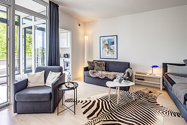Bogenhausen: stylish apartment with winter garden and balcony