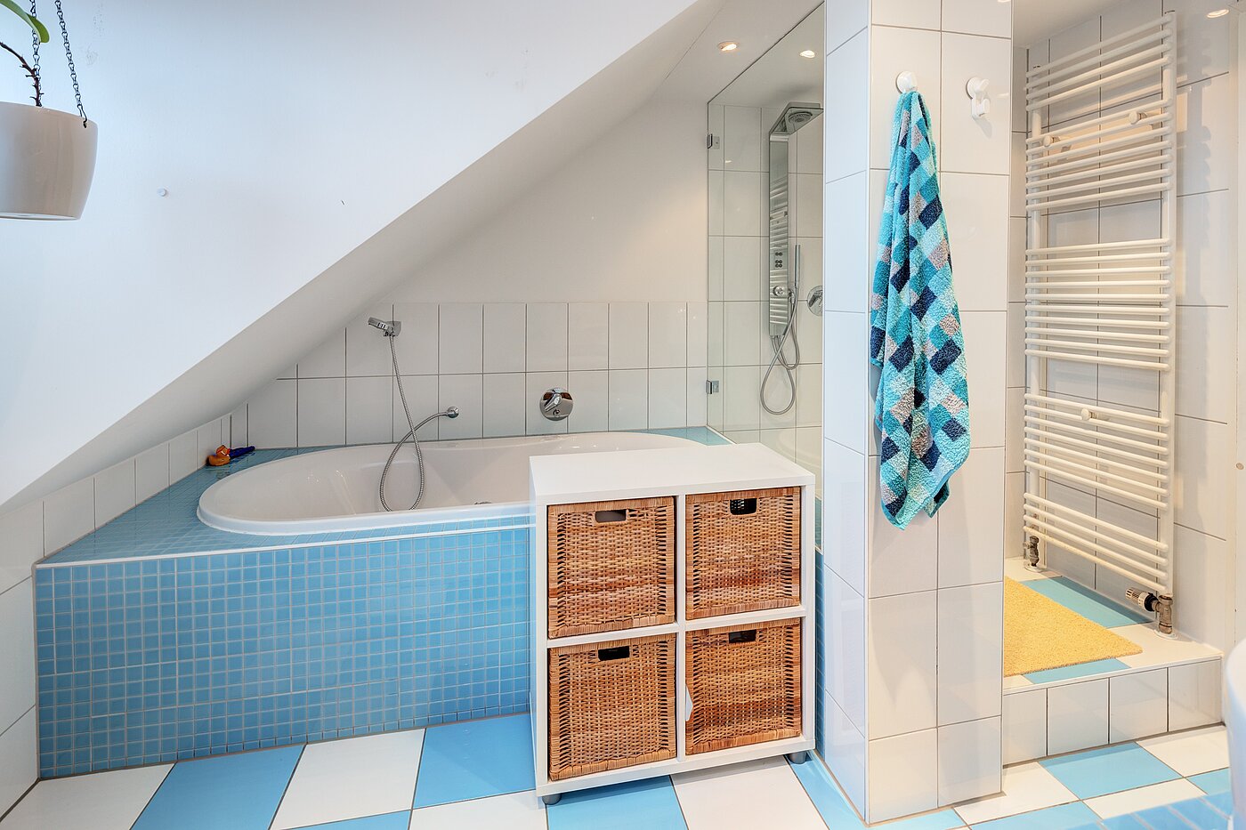 Apartment with 5 room | München-Neuhausen | 70140 | ...Wanne und Dusche