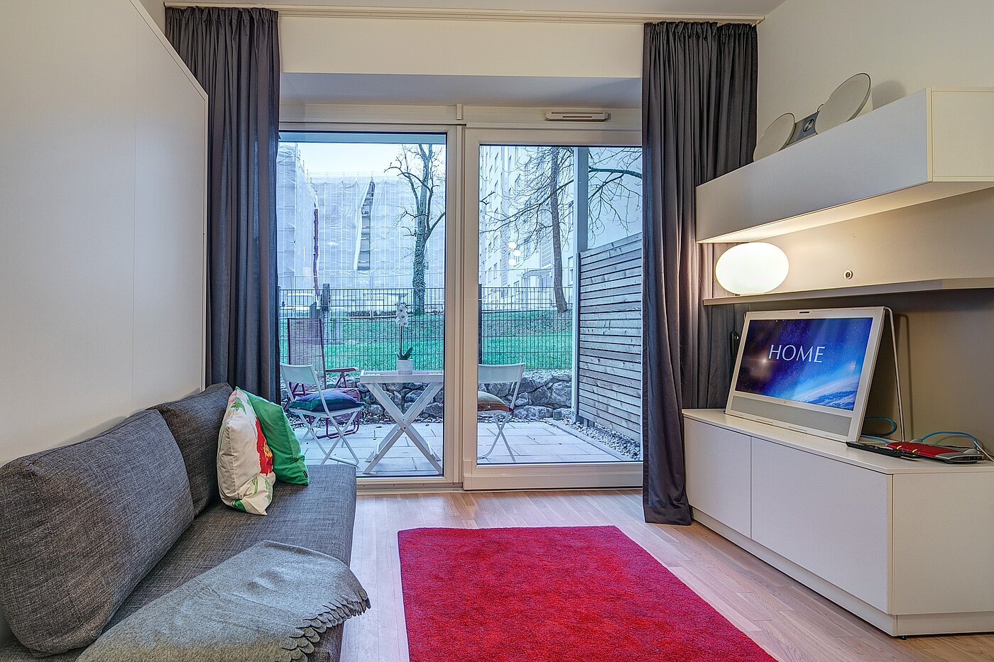 Ground floor apartment with 1 room | München-Bogenhausen | 2301ML3 | Wohnbereich mit großen Fenstern
