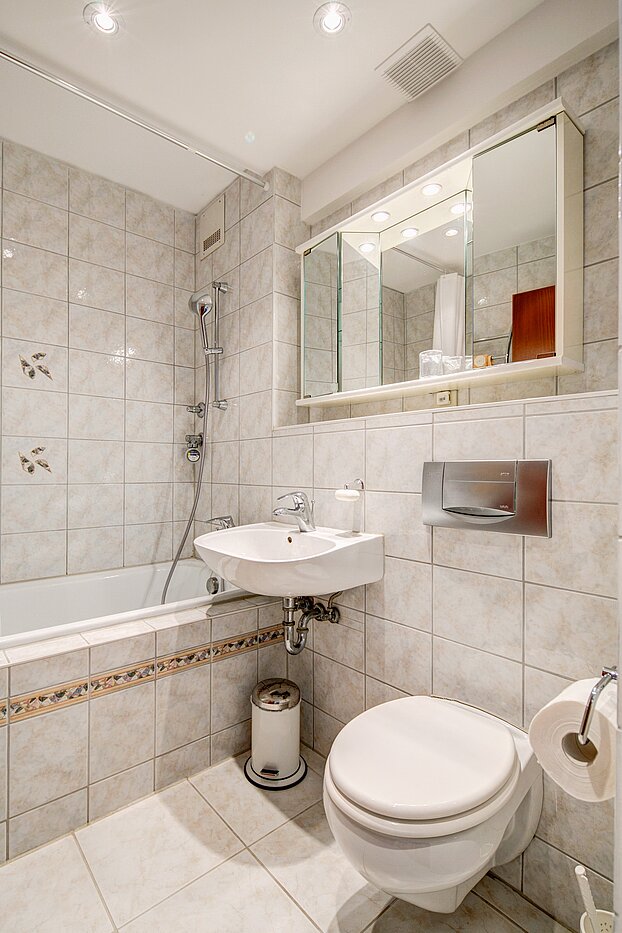 Apartment with 1 room | München-Laim | 70131 | Hell gefliestes Bad...