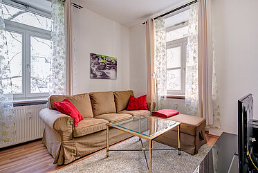 Prime location in Schwabing – Furnished and renovated: 2-room apartment in a period building near the English Garden.