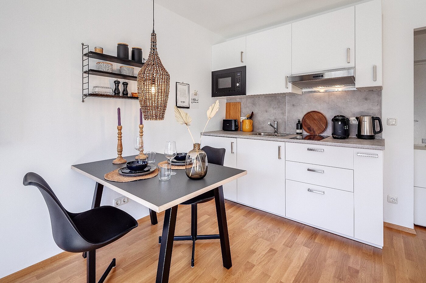 Apartment with 1 room | München-Neuhausen | 2010ML6 | Küchenzeile und Esstisch