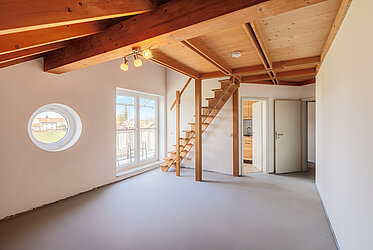 Holzkirchen: Cozy attic apartment with gallery