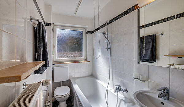 Apartment with 1 room | München-Schwabing | 70449 | ...Wannenbad mit Fenster