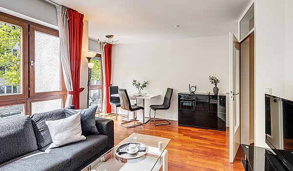 Apartment with 3 room | München-Schwabing | 2202ML12 | Das Wohnzimmer mit...