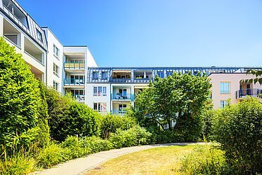 Oberföhring: Spacious 3-room apartment with south-west facing loggia - available -