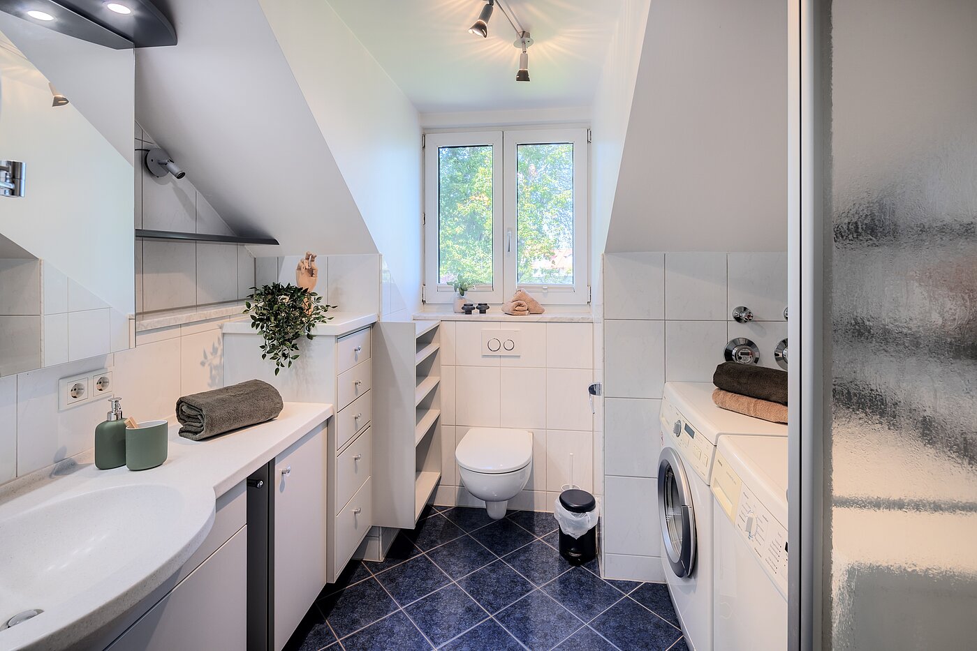 Attic Apartment with 3 room | 70501 | Badezimmer mit