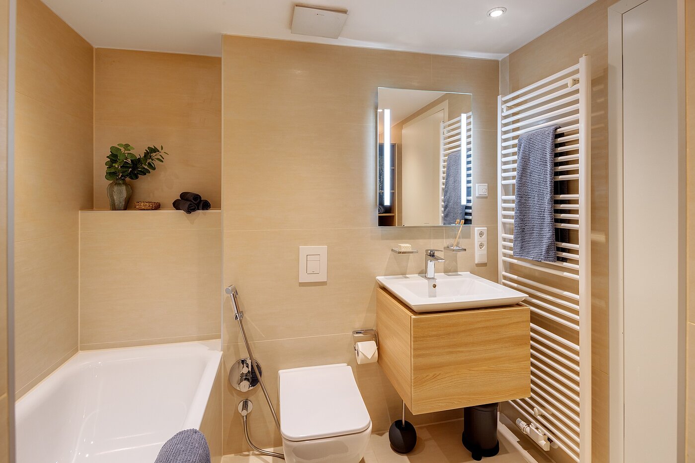 Apartment with 4 room | München-Bogenhausen | 70380 | Bad mit Badewanne...