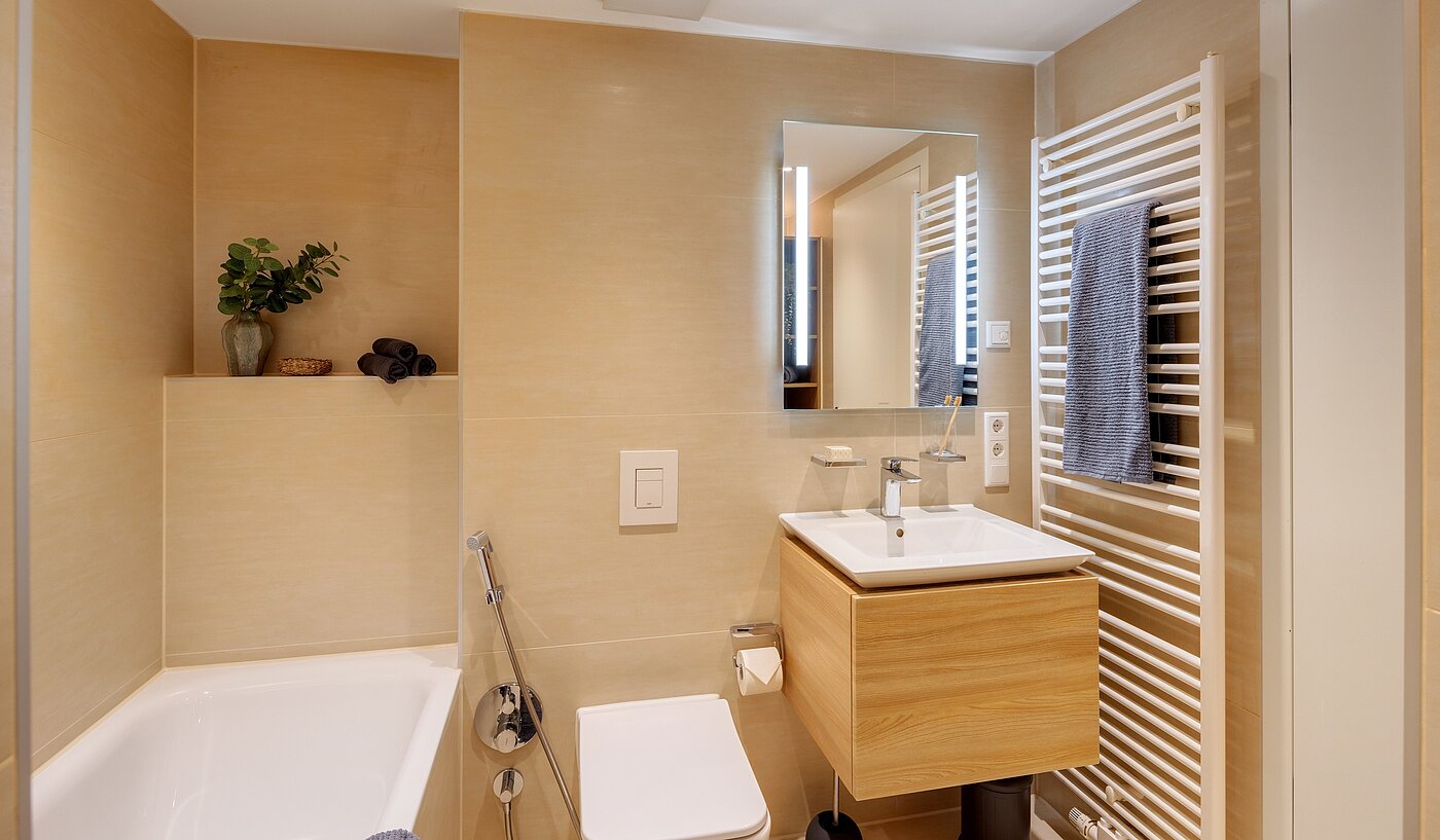 Apartment with 4 room | München-Bogenhausen | 70380 | Bad mit Badewanne...