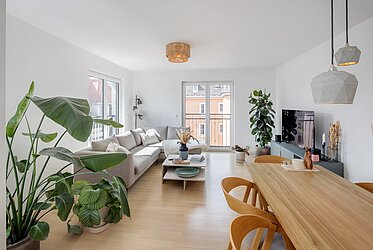 Ludwigsvorstadt: Spacious, bright 3-room apartment with a south-facing loggia and a west-facing balcony, 5th floor