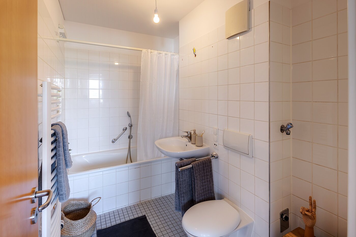 Apartment with 2 room | München-Schwanthalerhöhe | 2206ML11 | Das Wannenbad mit Anschluss f.d. Waschmaschine ...